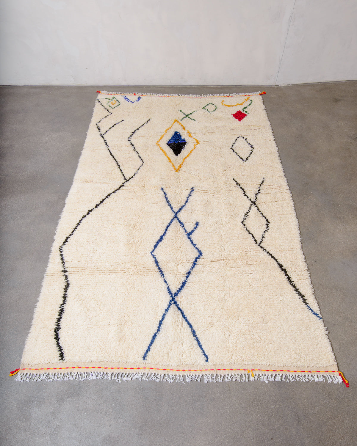 Modern designer handcrafted Berber rug from Morocco. Azilal rug with beautiful colours and patterns. Made of sheep’s wool and cotton.